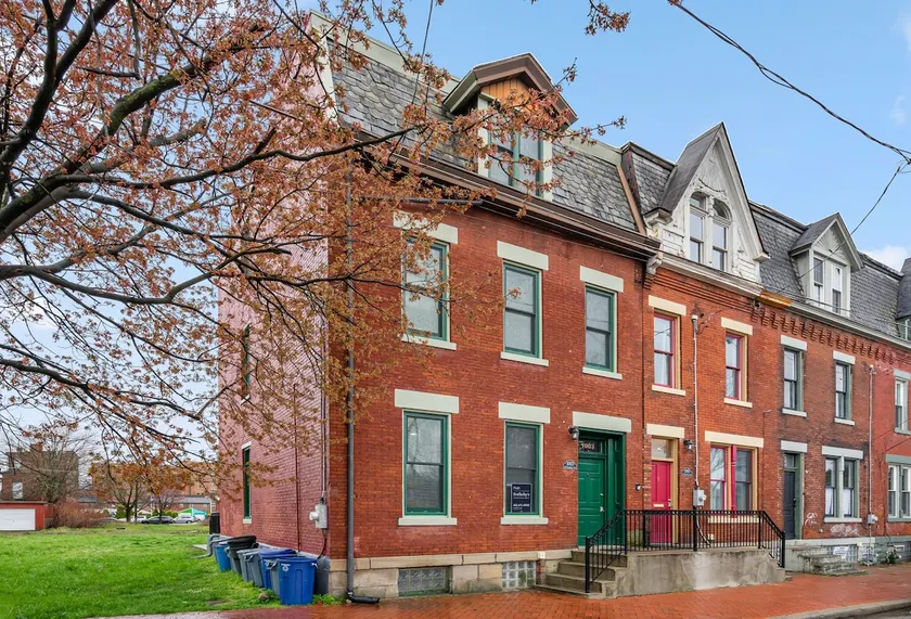 Beautifully Restored and huge townhouse, sleeps 14 - Image 1