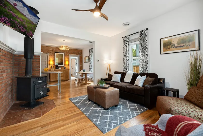Lola House! Cozy Comfort, Prime Old Town Location - Image 1