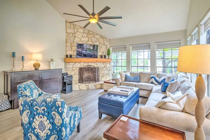 Horseshoe Bay Townhome w/ Patio & Outdoor Pool! - Image 1