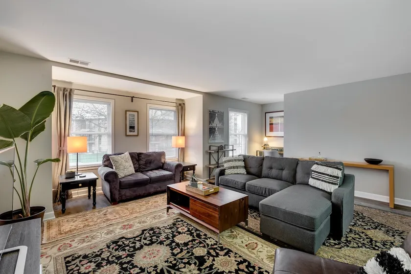 Bright 3 Bed W/ Laundry & Parking 8min Downtown - Image 1