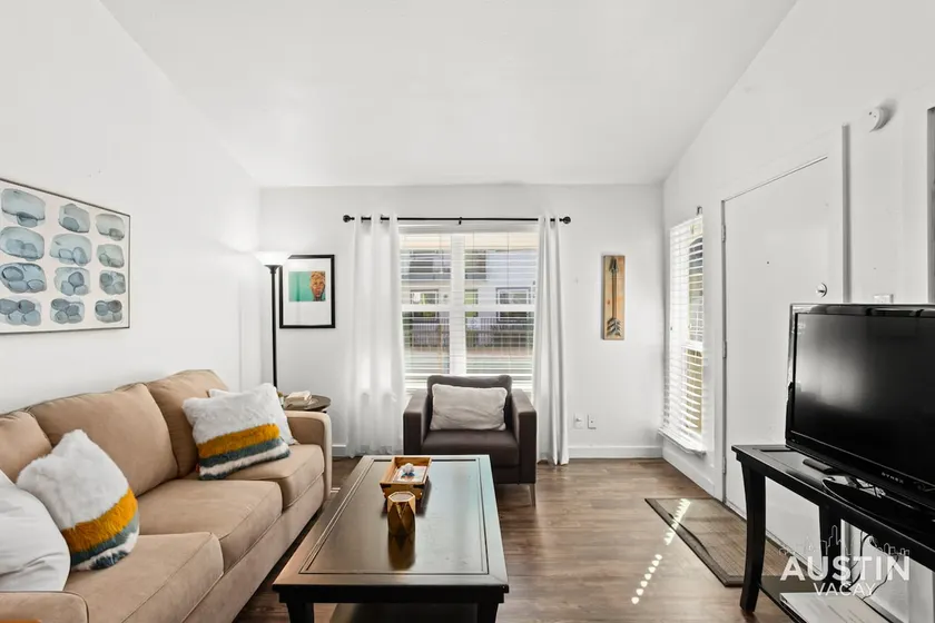 5 Minutes to Zilker & Barton Springs with Parking! - Image 1