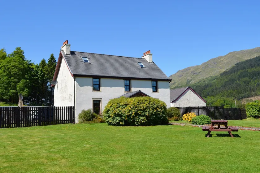 Culzean House, country style, hot tub - Image 1