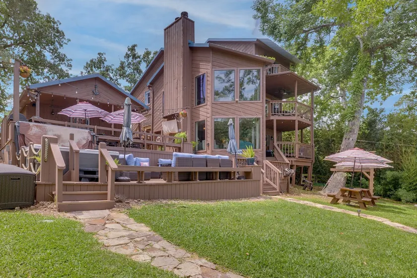 Lakehouse: Hot Tub, Waterslide, Game Room & Kayaks - Image 1