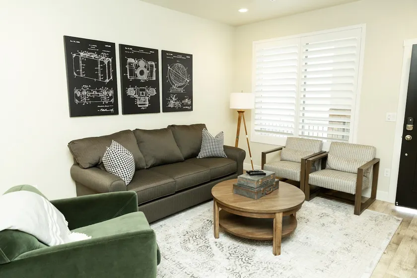 Wanderlust Travel Condo overlooking the pool - Image 1
