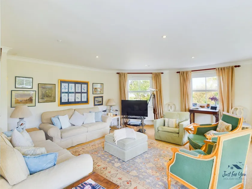 16 Solent Landing - Image 1