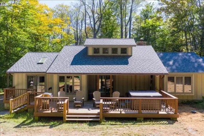 SRL3-Very Private, Walk to Lakes! Hot tub! Pets - Image 1