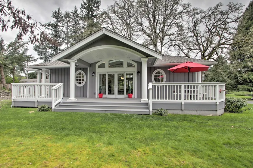 NY! Modern Tacoma stuga w / Deck & Pond! - Image 1