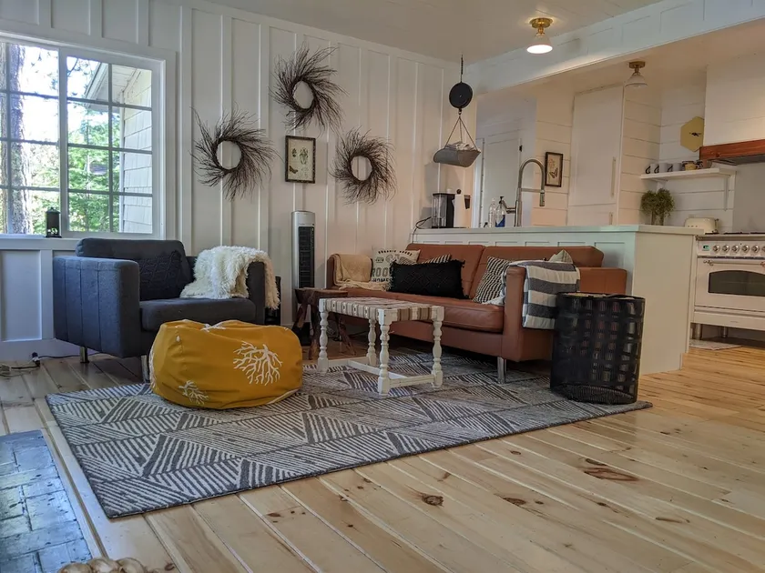 Charming Fox Cottage w/ Wood Burning Fireplace - Image 1