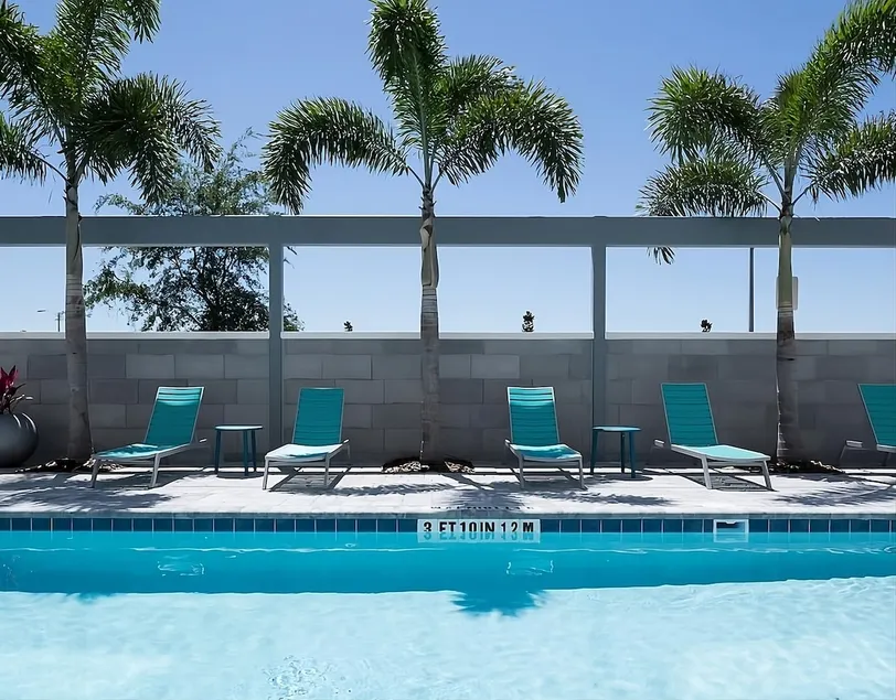 Modern Suite By The Airport! Free Breakfast & Pool - Image 1