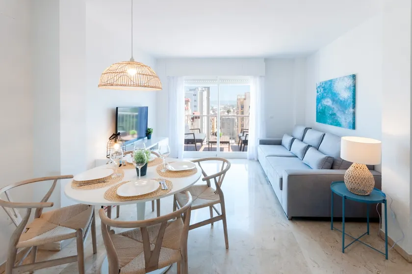 Appartement confortable de style méditerranéen, à quelques mètres de la plage. Terrasse avec vue sur la mer. - .Location réservée familles - Image 1