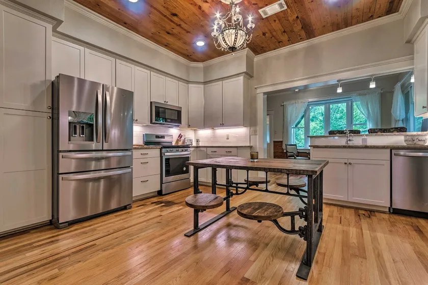 Spacious & Updated 1920's HSNP Craftsmen Home - Image 1