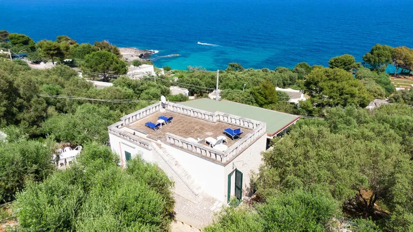 Whole villa with 2 apartments and 180° sea view - Image 1