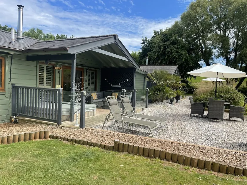Kingfisher Lodge - Private Hot Tub & Parking - Image 1