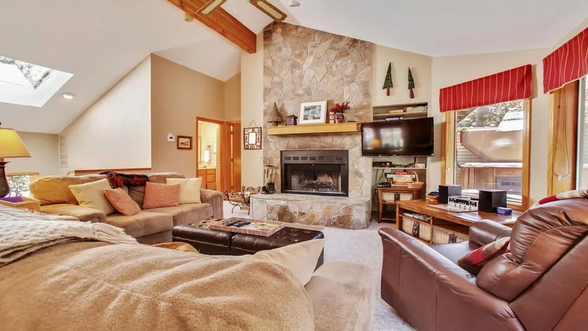 16 Witchhazel, Sunriver, Oregon Vacation Rental. Sleeps 8, WIFI, Hot Tub, BBQ, S H A R C Aquatics Center, Year-round Sledding Hill, Mt. Bachelor, Golf, Deschutes River, Tennis Courts, Bike Paths - Image 1