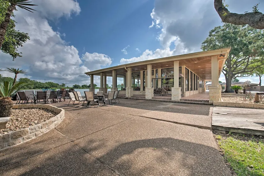 Lakefront Wallis Ranch w/ Private Beach & Patio! - Image 1
