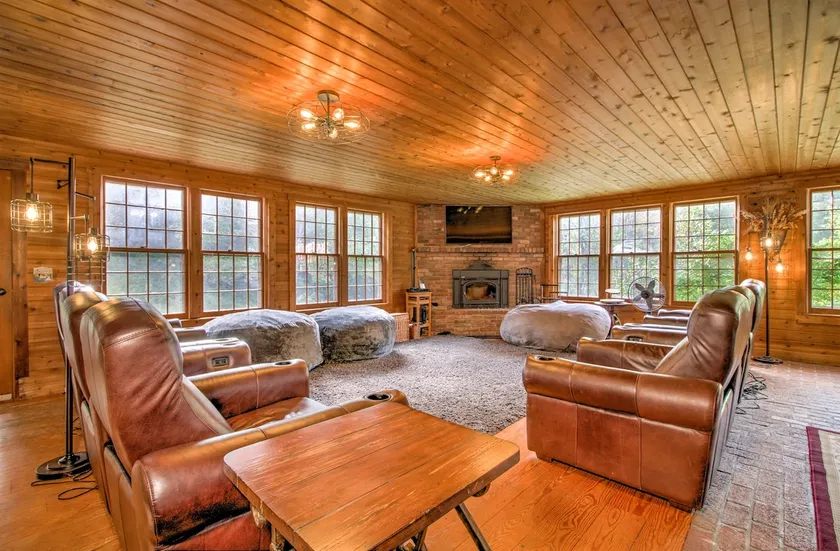 Red Brick Retreat - 8br 6ba Hot Tub Sauna Home Gym - Image 1