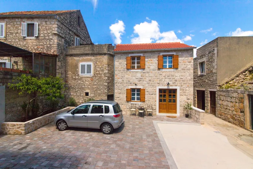 House Tia - Image 1