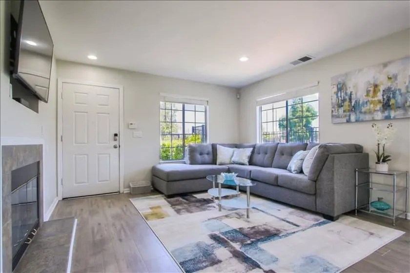 🏡 MODERN GEM | BEAUTIFUL GOLF-COURSE VIEW - Image 1