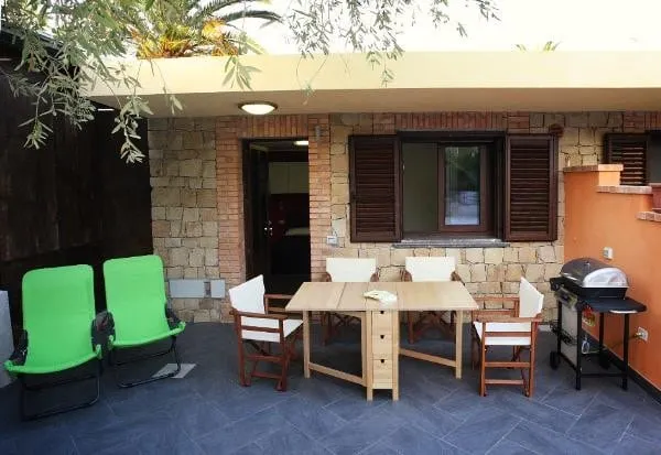 One-room apartment with pool near the sea - Image 1