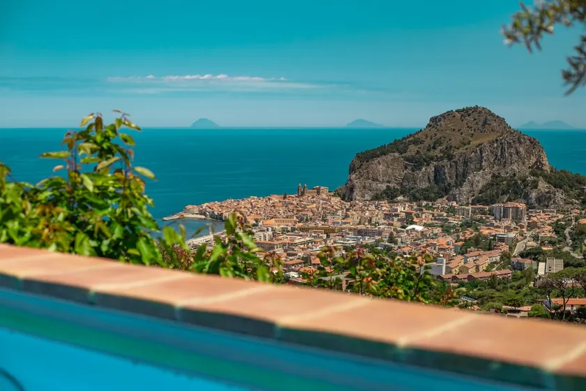 Small single-room apartment with pool. - Image 1