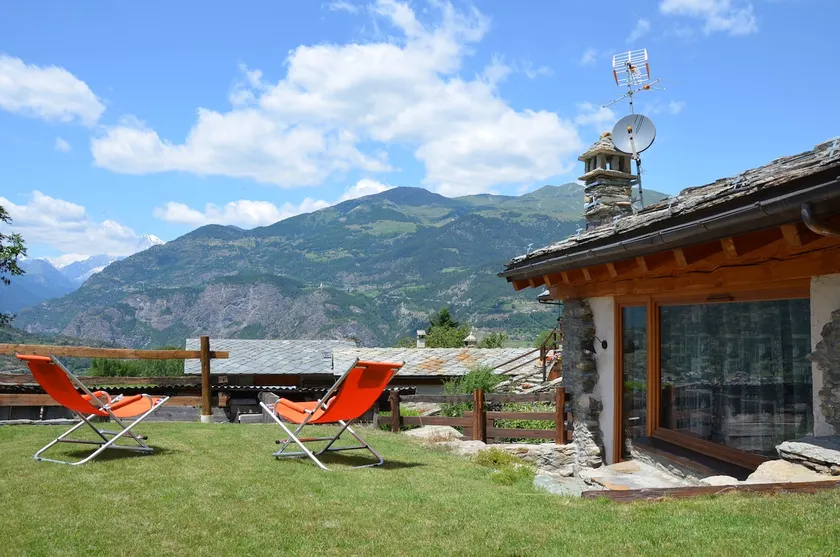 Charming Holiday House in Villeneuve Italia with Garden View - Image 1