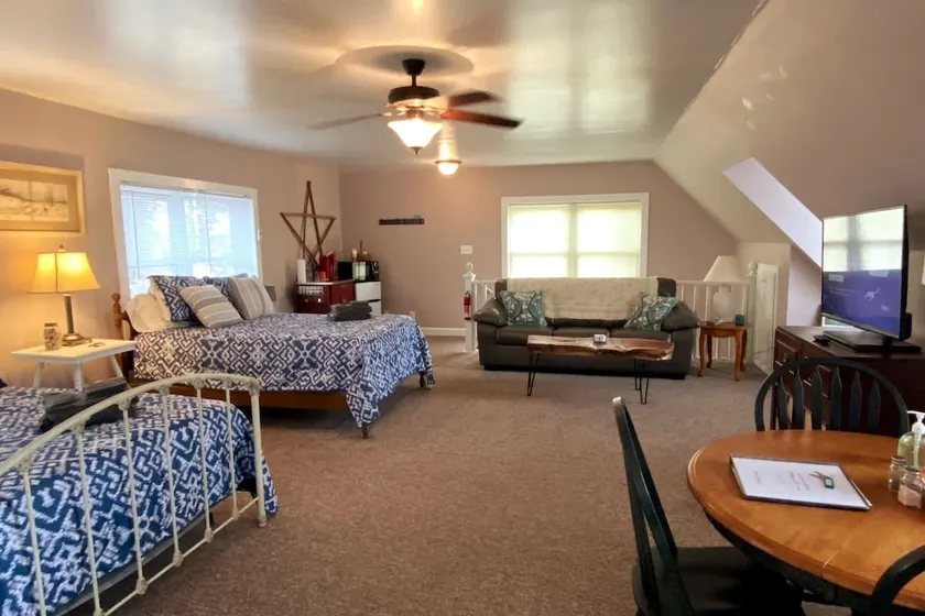 Affordable & Cozy 4-Guest Loft, Walk Everywhere - Image 1