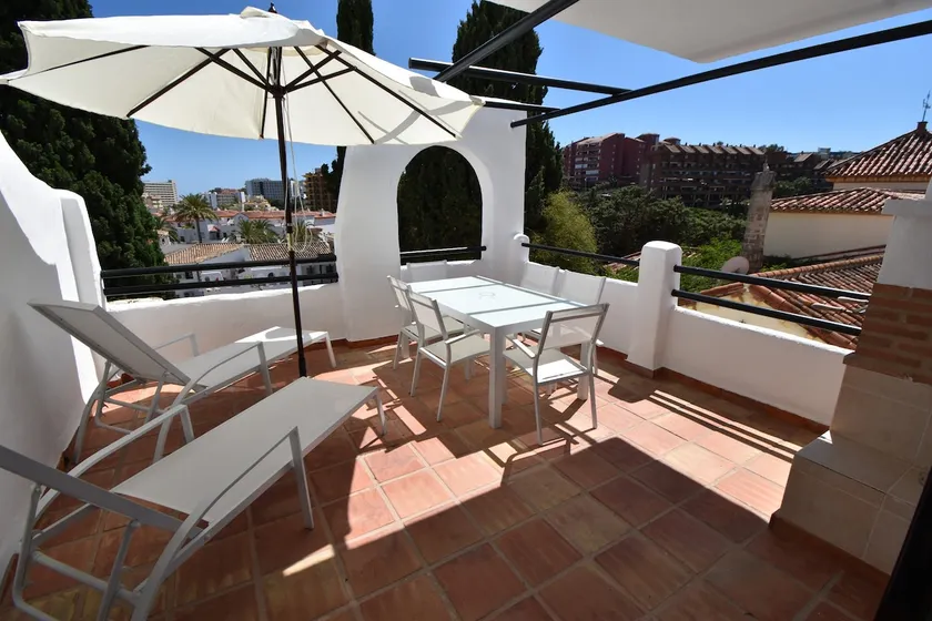 Modern Apt Walking distance to Shops and Beach - Image 1