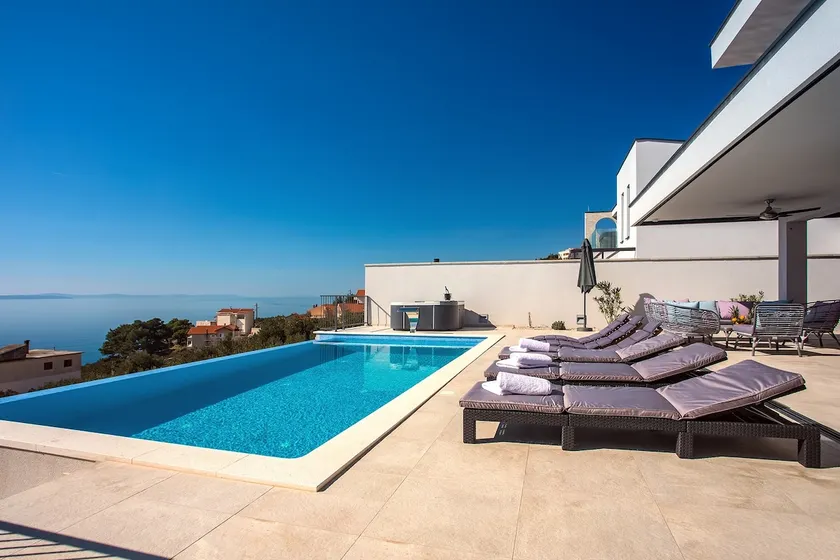 Villa Nano, 4 bedrooms, jacuzzi, heated pool, sea views, pebble beach 850m - Image 1