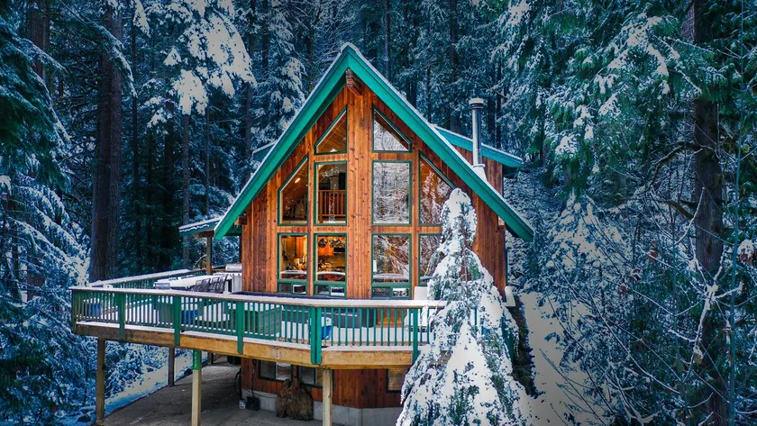 Snowline Grand Lodge | 4 Kings + Sauna + Hot Tub - Image 1