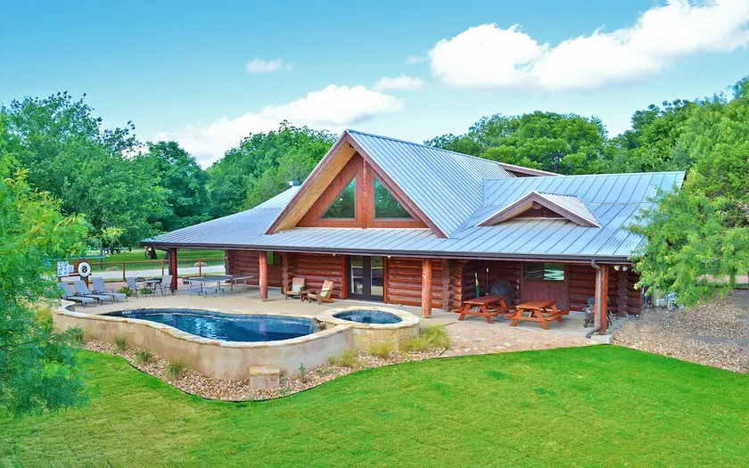 Family Retreat w/ Private Pool & Spa–Walk to Lake - Image 1