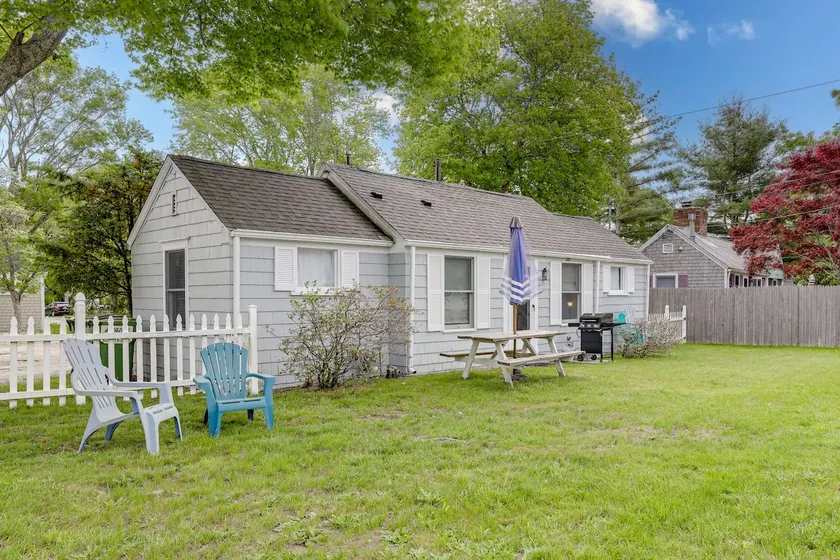 1 Mi to Ferry: 'Sea Street Cottage' in Hyannis - Image 1