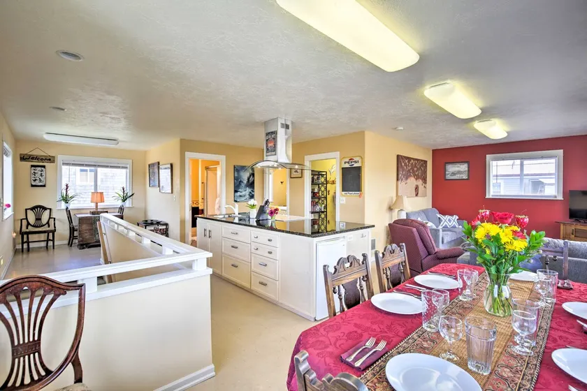 Waldport Townhome w/ Dog Run on Alsea Bay! - Image 1