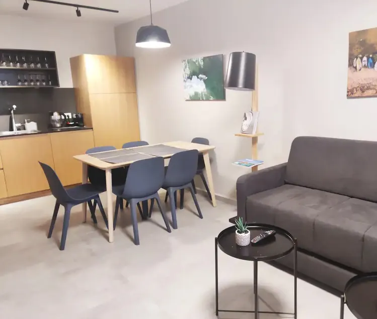 Luxury & Modern 2BD Apt - Image 1