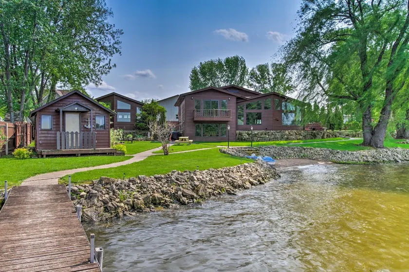 NOUVEAU! Lakefront Eau Galle Home avec bain à remous et foyer - Image 1