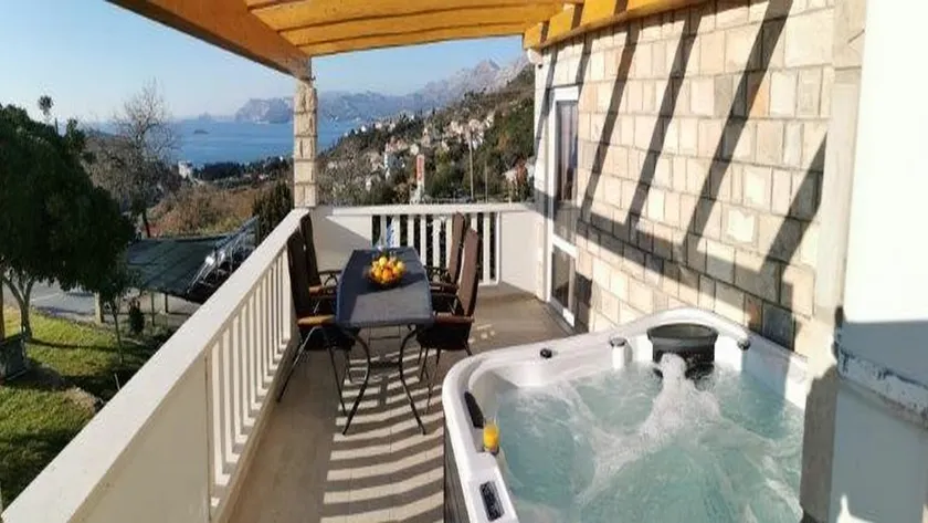 Apartments Mi&Ni - One Bedroom Apartment with Jacuzzi and Sea View - Image 1
