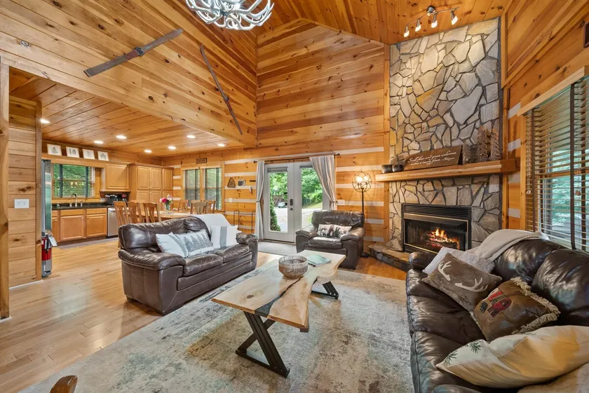 Authentic Log Cabin in Heart of the Mountains - Image 1