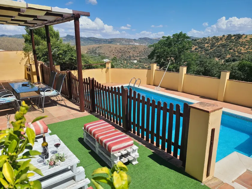 Vacation home with a private pool in Granada. - Image 1