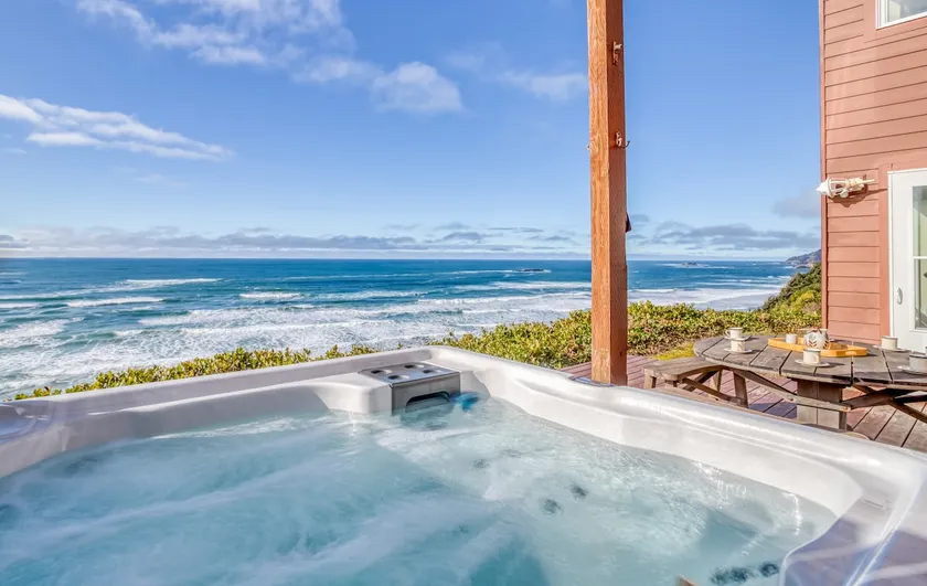 Blick auf den Yaquina Head Lighthouse, die Hot Tub und das Meer mit atemberaubenden Ansichten! - Image 1