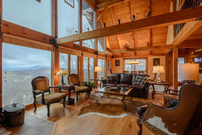 Cottage haut de gamme à Mtn, Vues énormes, Bain à remous, Billard, Animaux admis, Proche du centre-ville et à proximité d'une station de ski - Image 1