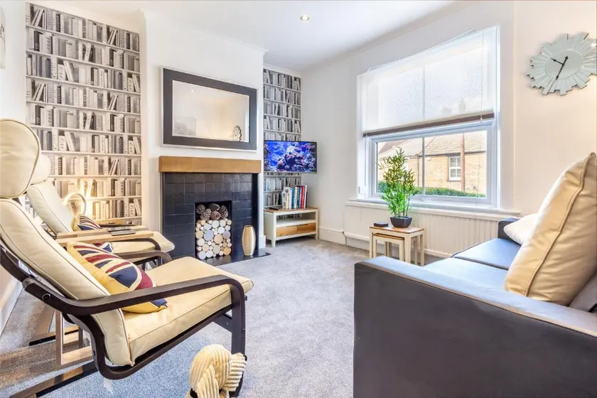 Farningham Road - 2 Bedrooms - Guest Homes - Image 1