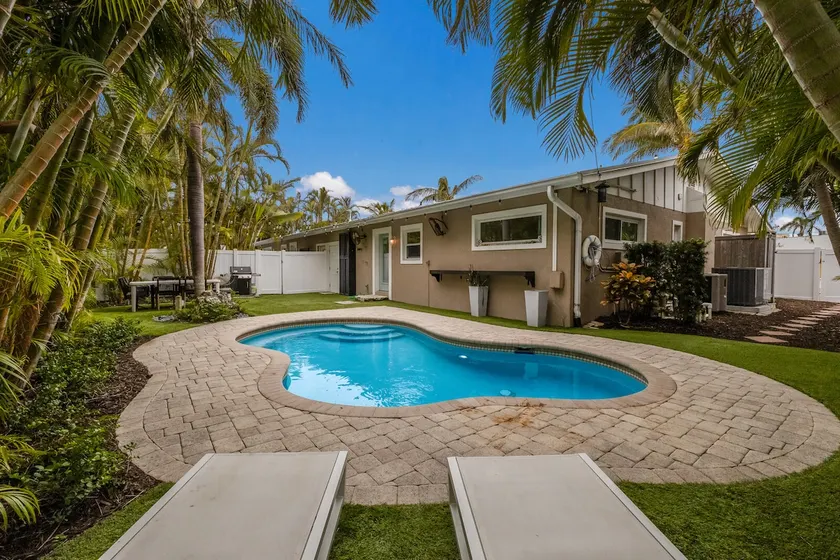 Cozy Cabana East – AMI w/ Heated Pool, Pets & Walk To The Beach - Image 1