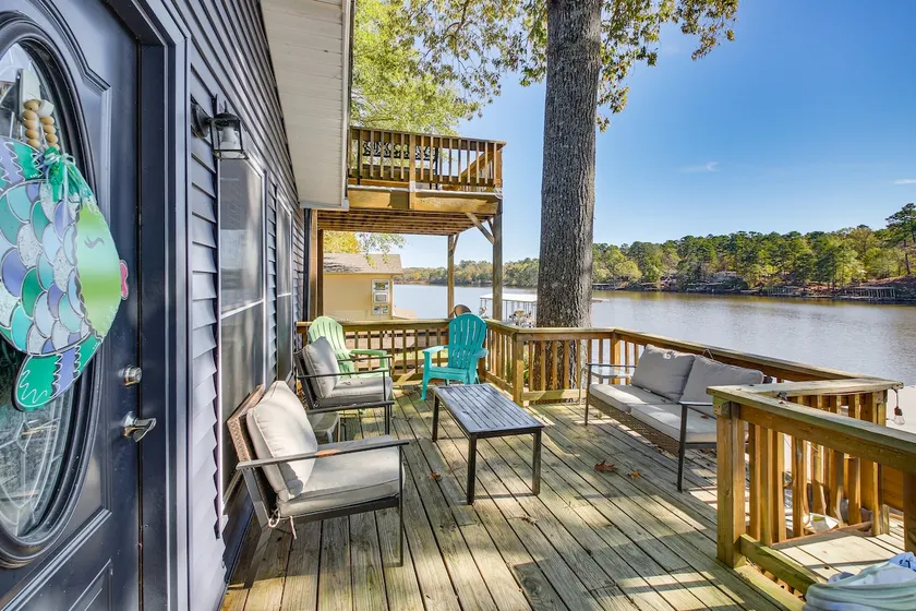 NEU! Lakefront Hot Springs Home mit 2 Schwimmdocks! - Image 1
