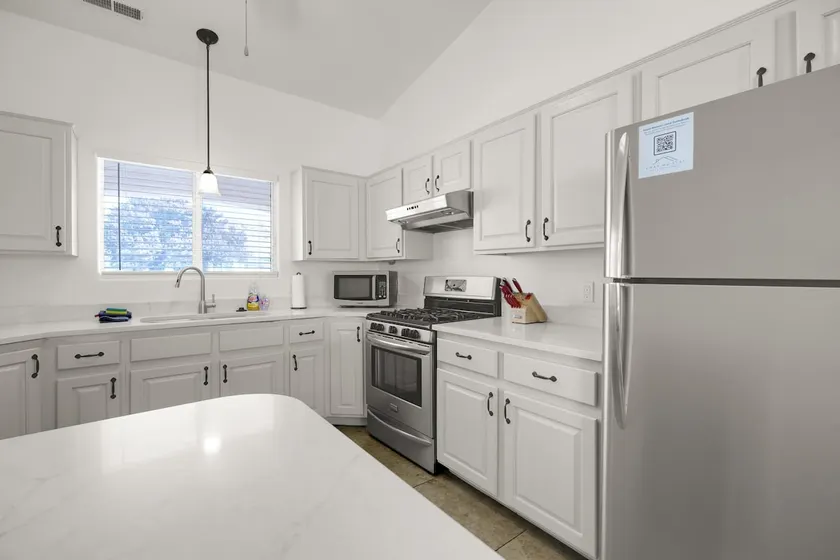 Near Zion • Remodeled 4BR • Sleeps 10 • Patio - Image 1