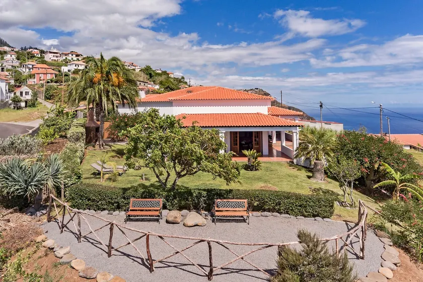Southern Sunny House by an island apart - Image 1