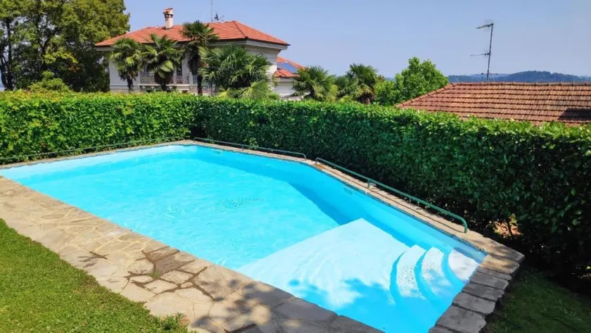 Heavenly Holiday Home lake view and pool - Image 1