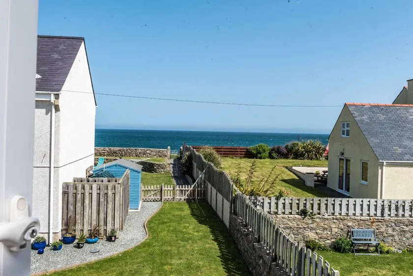 2 minute walk to Coastal Path - Image 1