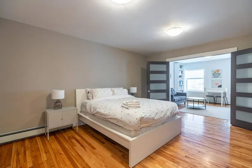 Gorgeous & Sunny Executive Suite, AC - Image 1