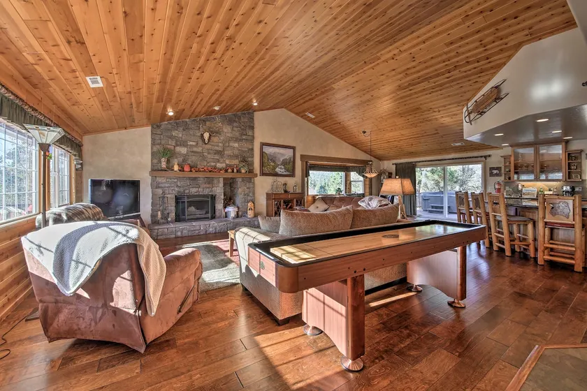 Luxe Castle Glen Home - Hot Tub, 2 dæk, Game Room - Image 1