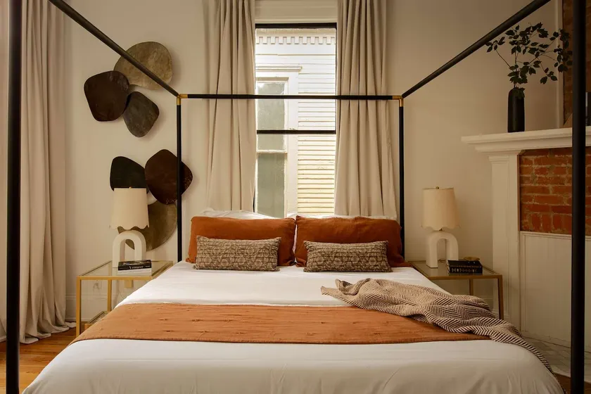 Modern Luxe Sophistication Near Forsyth Park - Image 1