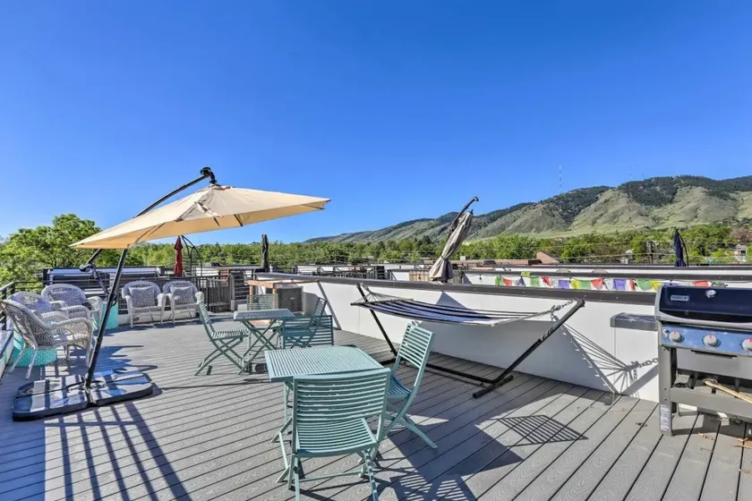 Golden Rooftop w Mountain Views - Walk to DT Golden School of Mines Close to Red Rocks - Image 1